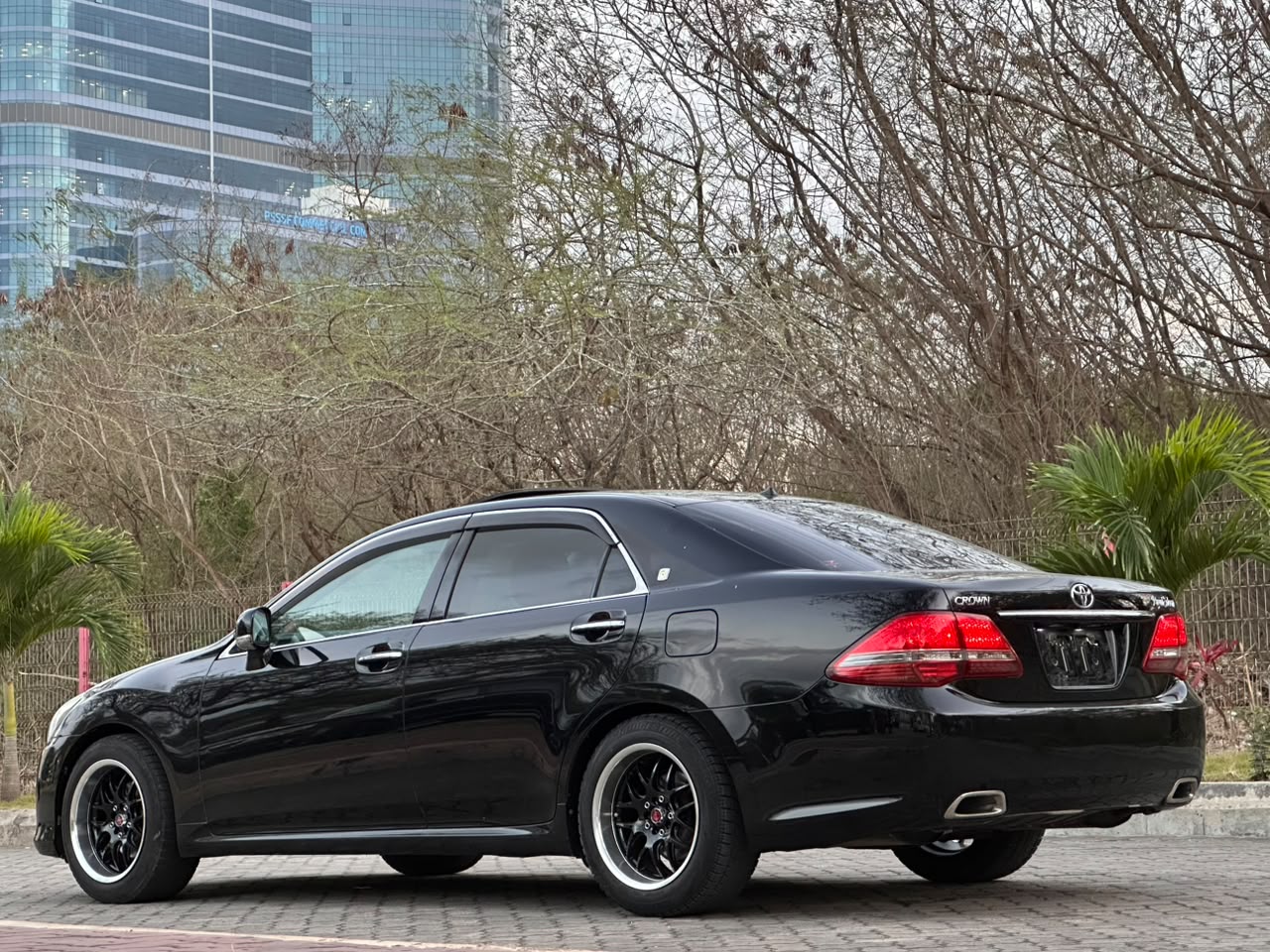 TOYOTA CROWN thumbnail 2